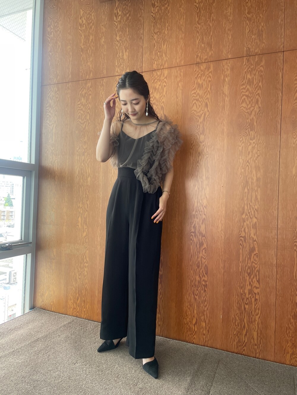 ブラック系のパンプス、その他のパンツドレスを着用したレディースの春コーディネートの2枚目の写真