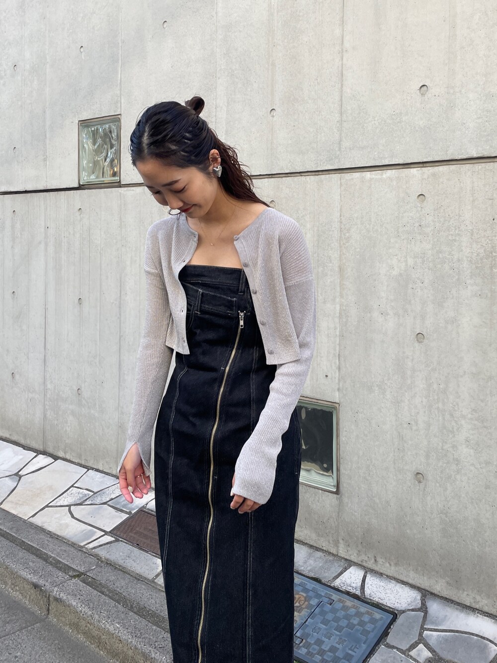 ブラック系のワンピース、シルバー系のカーディガン/ボレロ、シルバー系のパンプスを着用したレディースの冬コーディネートの8枚目の写真