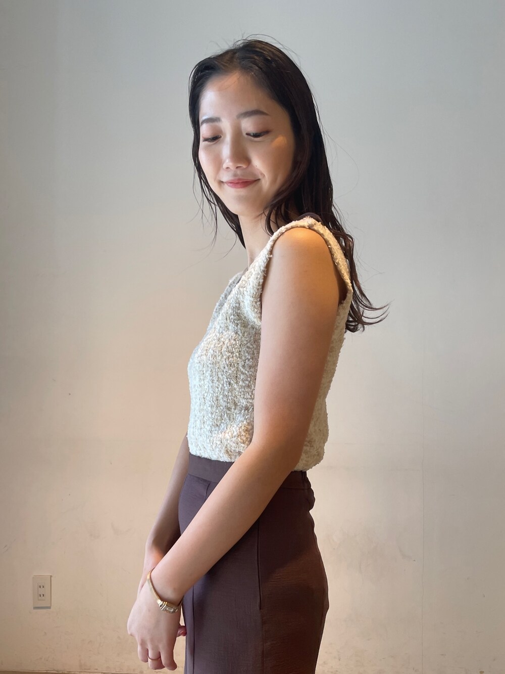 その他のサンダル、ホワイト系のニット/セーター、ブラウン系のスカートを着用したレディースの春コーディネートの6枚目の写真