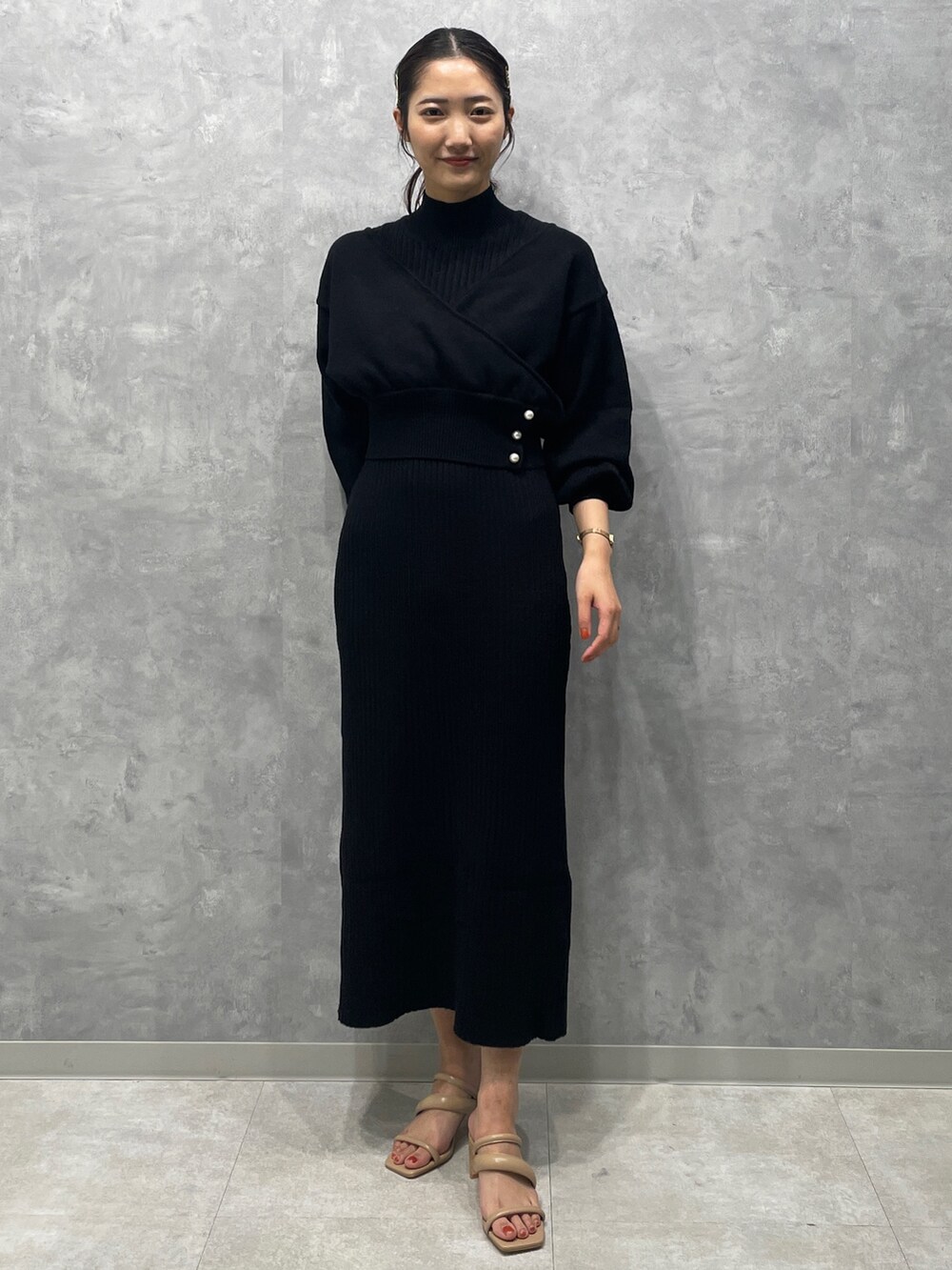 ベージュ系のサンダル、ブラック系のワンピースを着用したレディースの冬コーディネートの5枚目の写真