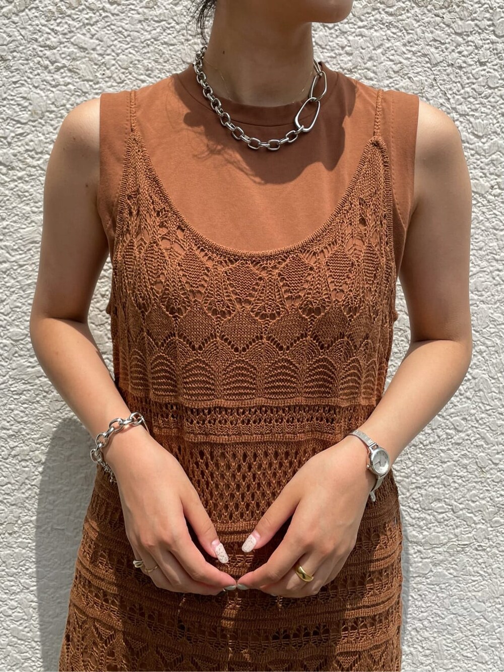 ブラウン系のワンピース、ホワイト系のスニーカー、シルバー系のブレスレットを着用したレディースの夏コーディネートの4枚目の写真