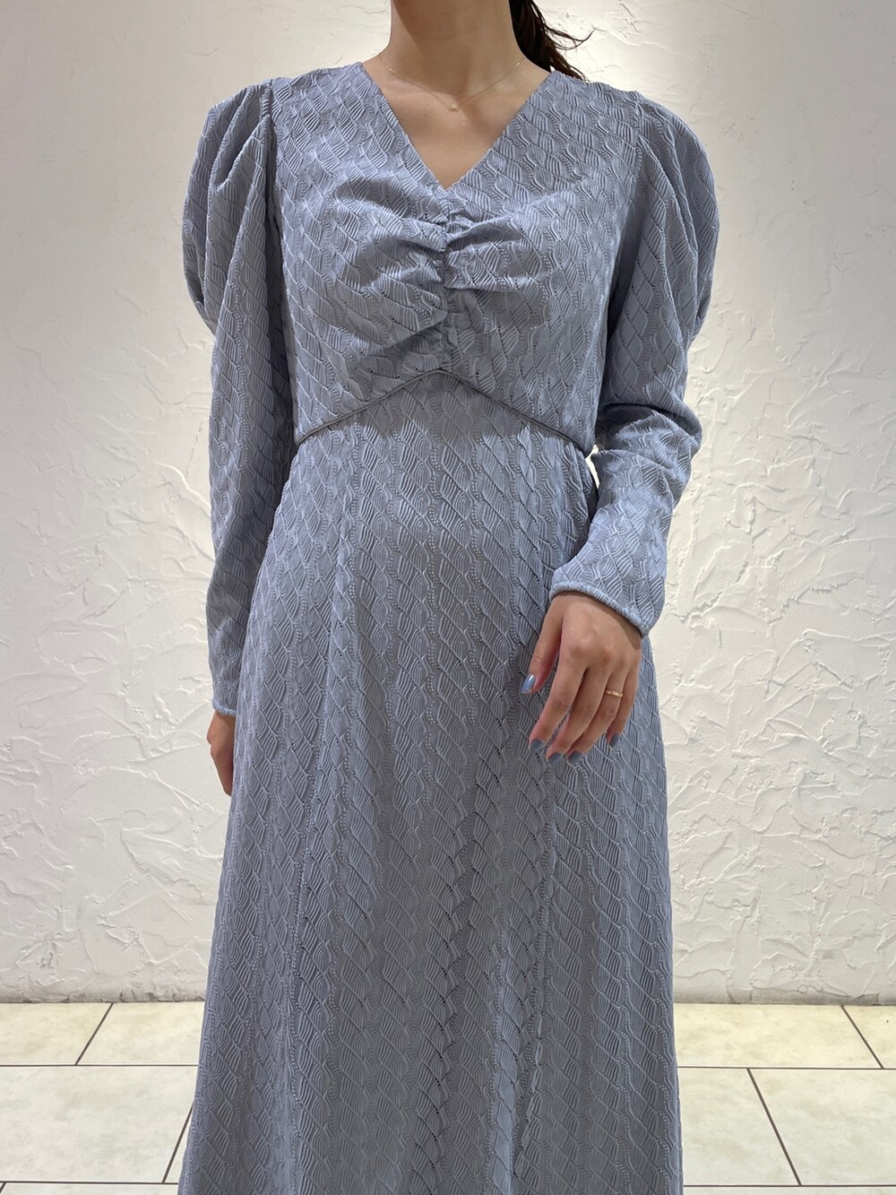 ホワイト系のブーツ、ブルー系のワンピースを着用したレディースの冬コーディネートの8枚目の写真