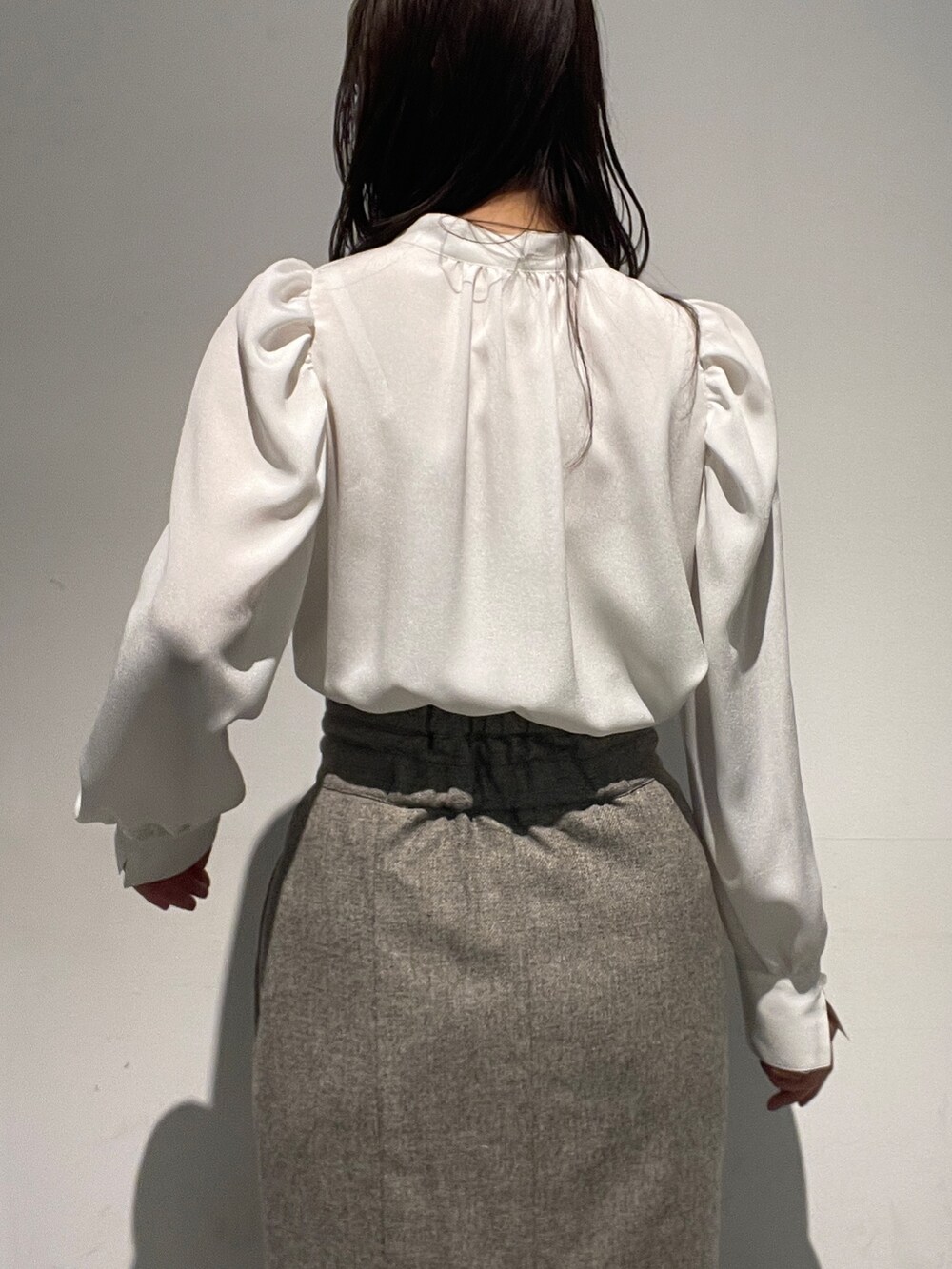 ホワイト系のシャツ/ブラウス、ブラウン系のスカート、ホワイト系のブーツを着用したレディースの夏コーディネートの9枚目の写真