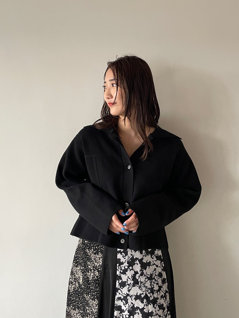 ブラック系のカーディガン/ボレロ、ホワイト系のブーツ、ブラック系のスカートを着用したレディースの夏コーディネートの6枚目の写真