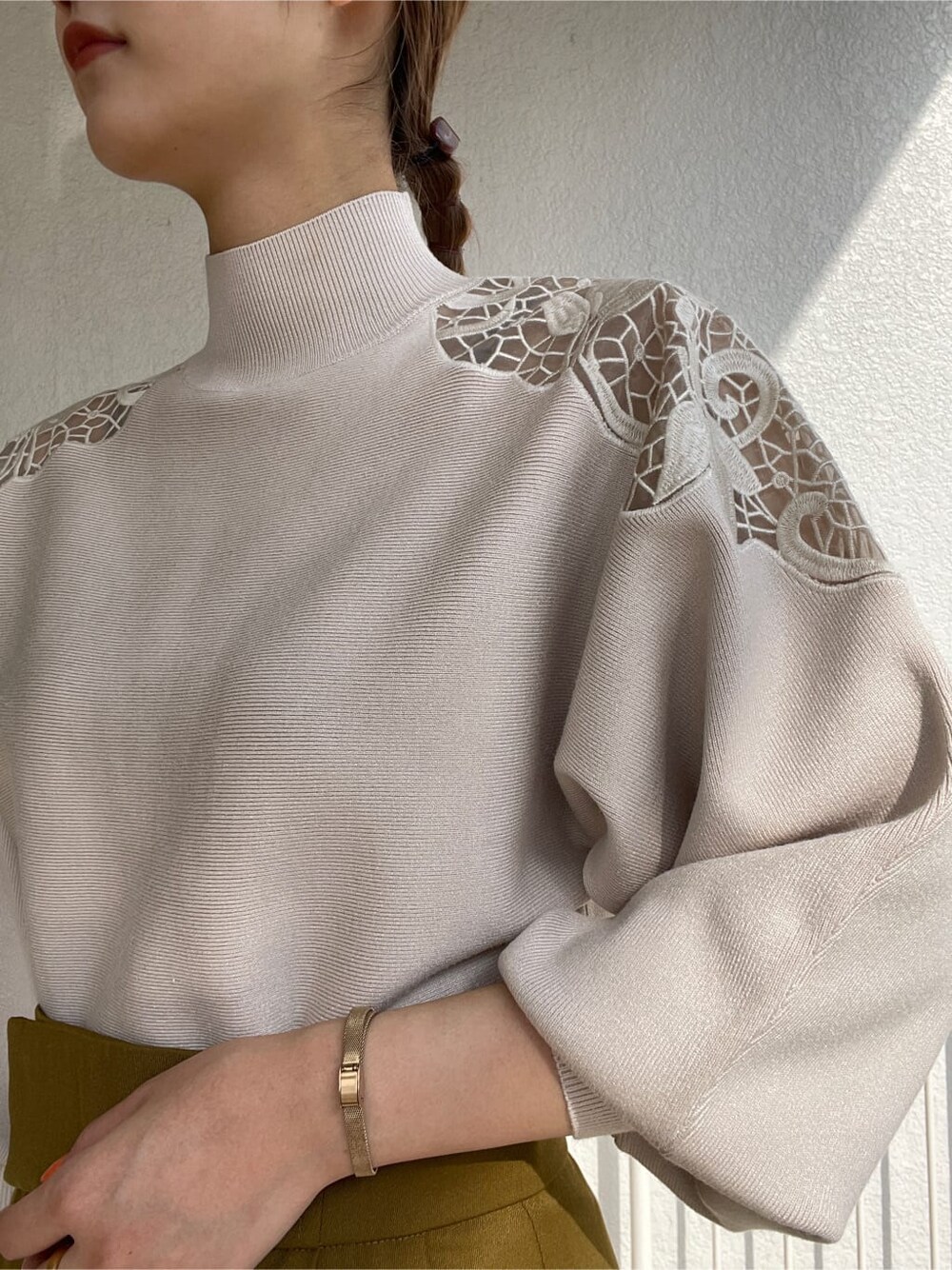 ブラック系のその他シューズ、グリーン系のその他パンツ、ホワイト系のニット/セーターを着用したレディースの冬コーディネートの6枚目の写真