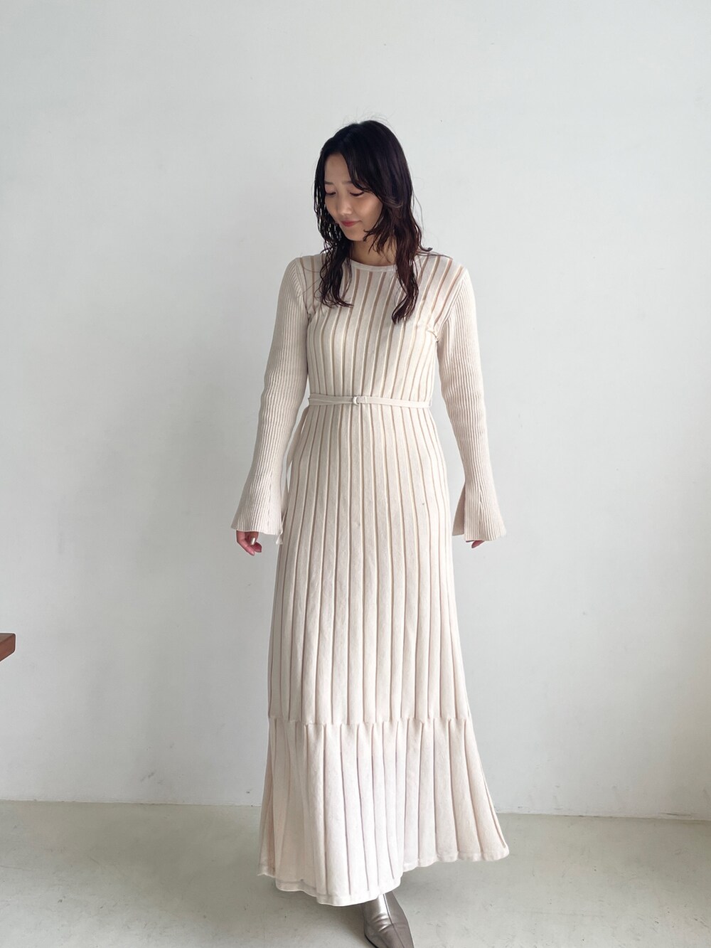 シルバー系のブーツ、ホワイト系のワンピースを着用したレディースの秋コーディネートの4枚目の写真