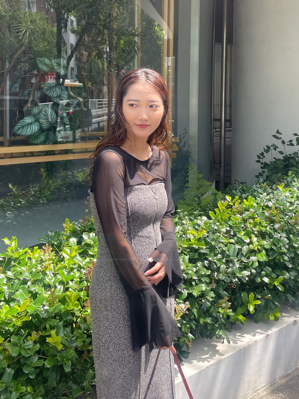 ブラック系のTシャツ/カットソー、その他のワンピース、ブラック系のブーツを着用したレディースの夏コーディネートの8枚目の写真