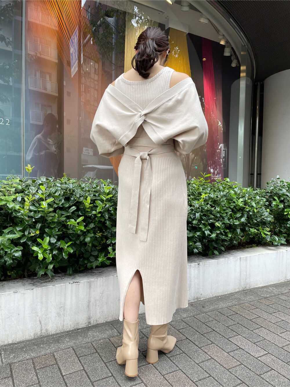 ベージュ系のブーツ、ブラウン系のブルゾン、ホワイト系のワンピースを着用したレディースの秋コーディネートの9枚目の写真