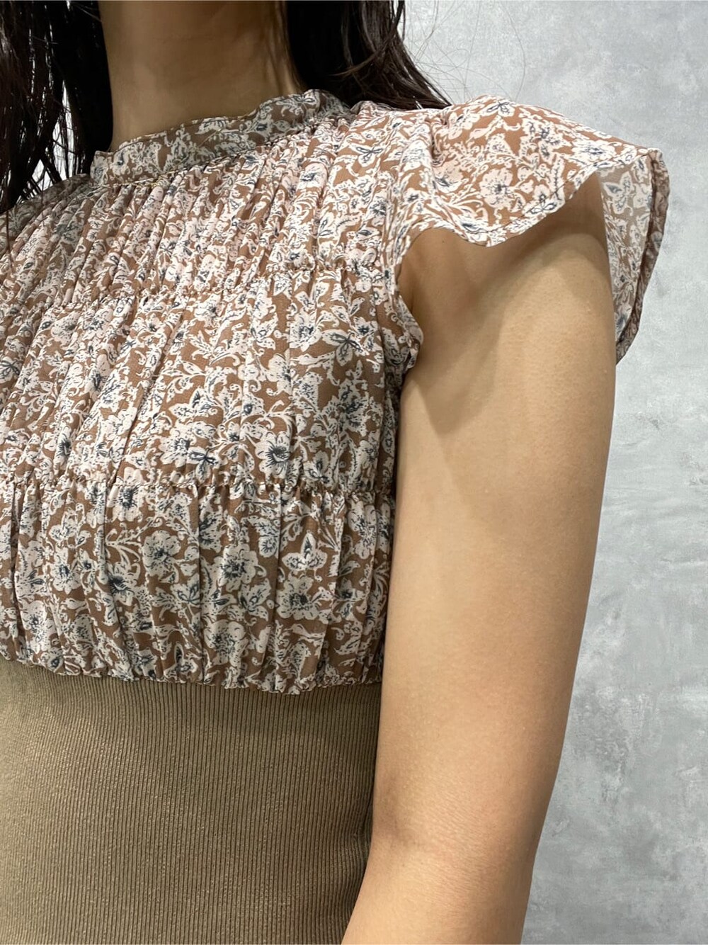 ベージュ系のワンピース、ベージュ系のブーツ、イエロー系のカーディガン/ボレロを着用したレディースの秋コーディネートの9枚目の写真