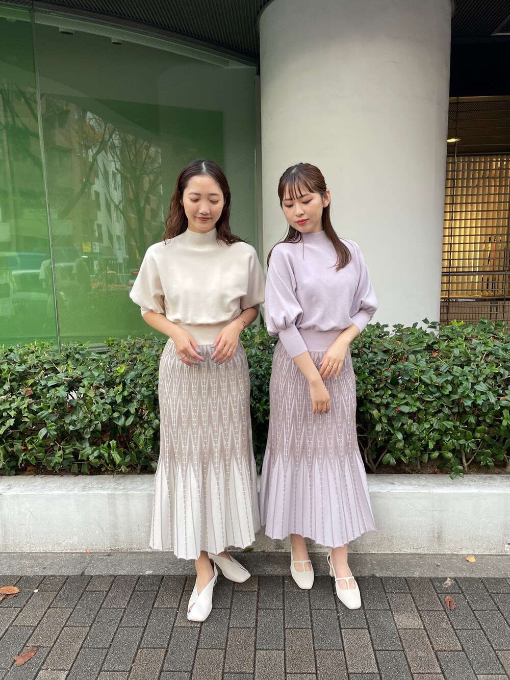 ホワイト系のパンプス、ホワイト系のワンピース、パープル系のワンピースを着用したレディースの冬コーディネートの2枚目の写真