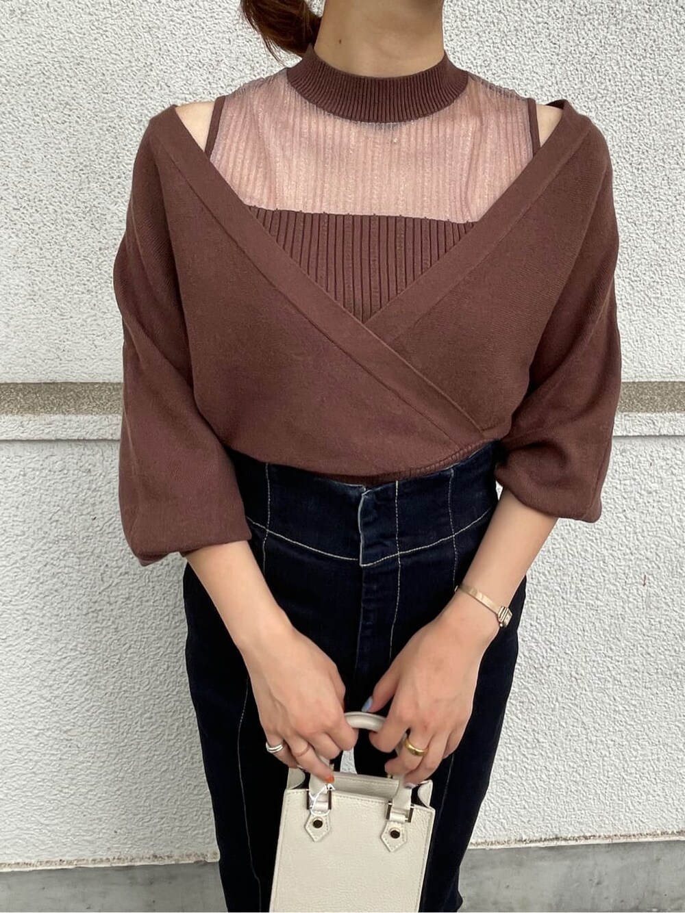 ホワイト系のその他シューズ、ブラウン系のニット/セーター、ベージュ系のその他アウターを着用したレディースの秋コーディネートの3枚目の写真