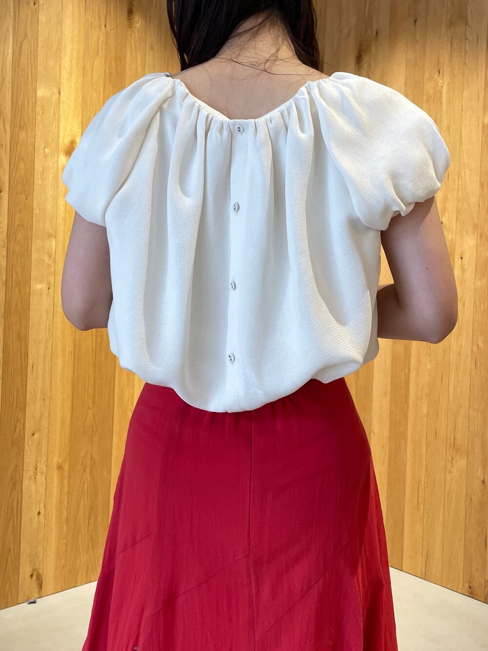 その他のサンダル、ホワイト系のシャツ/ブラウス、レッド系のスカートを着用したレディースの春コーディネートの5枚目の写真