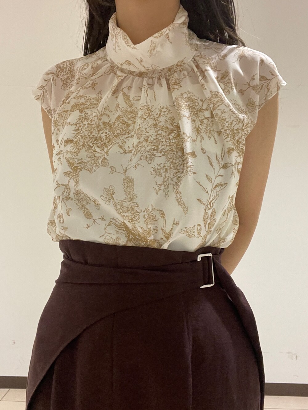 ブラウン系のその他パンツ、ベージュ系のサンダル、ベージュ系のシャツ/ブラウスを着用したレディースの春コーディネートの9枚目の写真