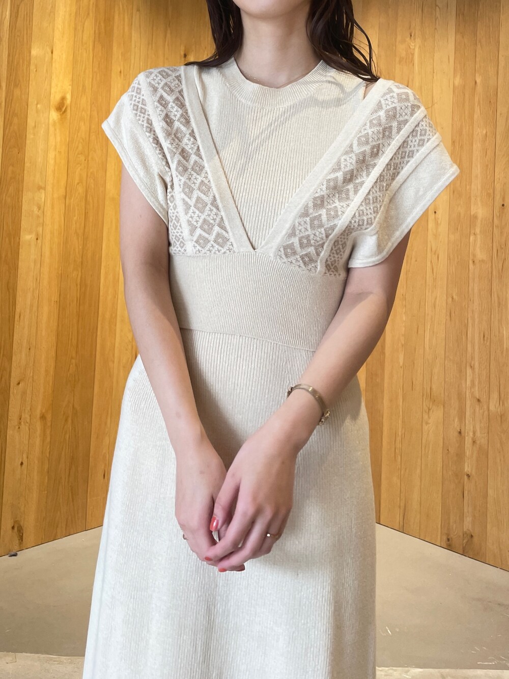 その他のサンダル、ベージュ系のワンピースを着用したレディースの冬コーディネートの7枚目の写真