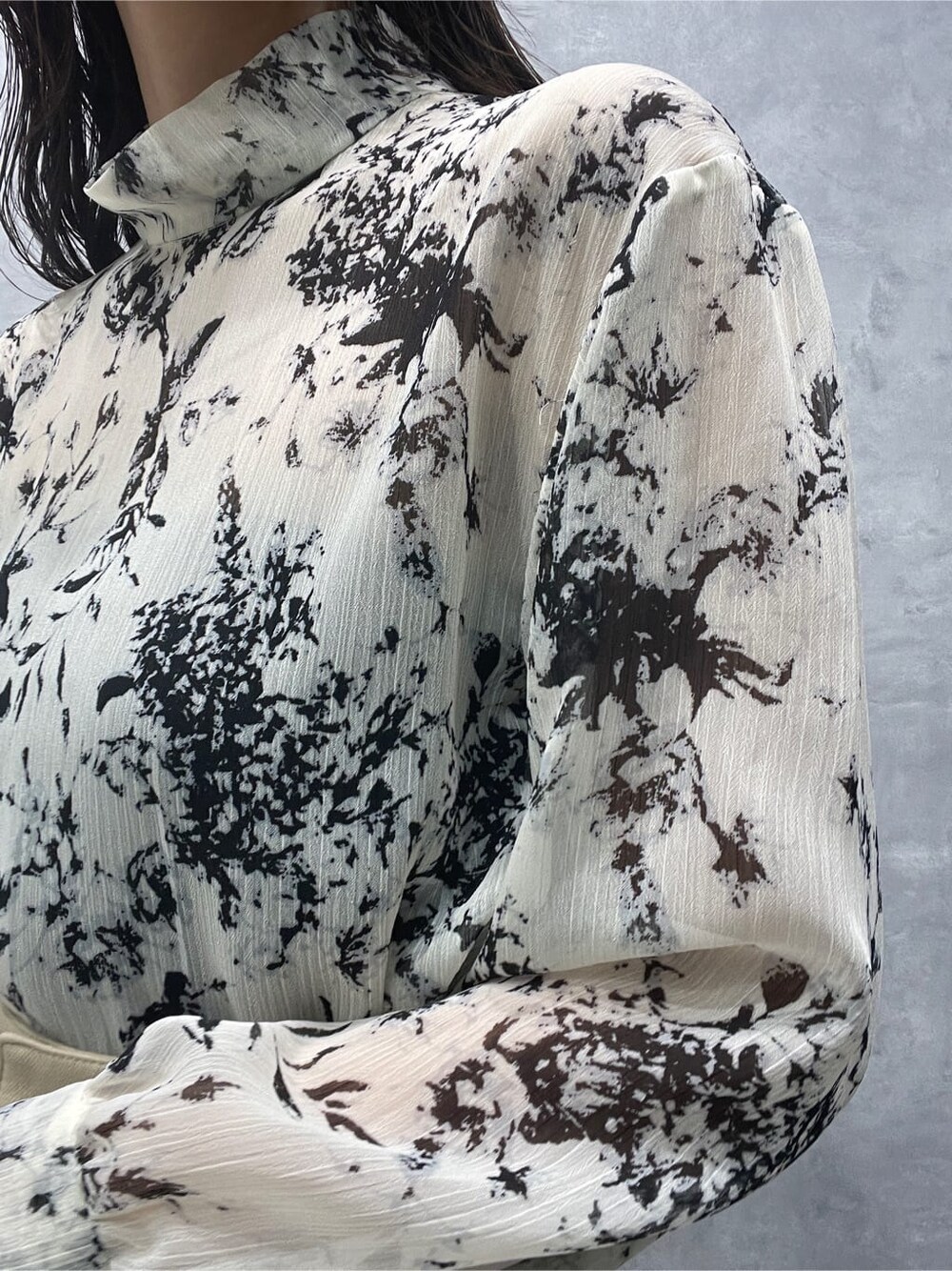 ベージュ系のスカート、グレー系のシャツ/ブラウス、ベージュ系のブーツを着用したレディースの夏コーディネートの8枚目の写真