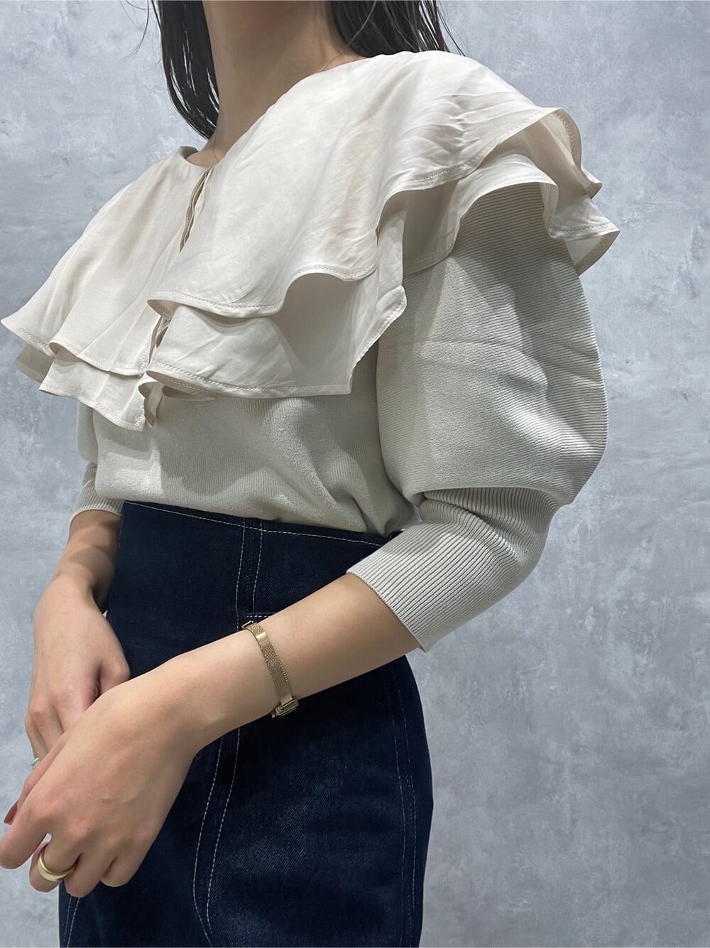 ベージュ系のブーツ、ブルー系のスカート、ホワイト系のニット/セーターを着用したレディースの秋コーディネートの7枚目の写真