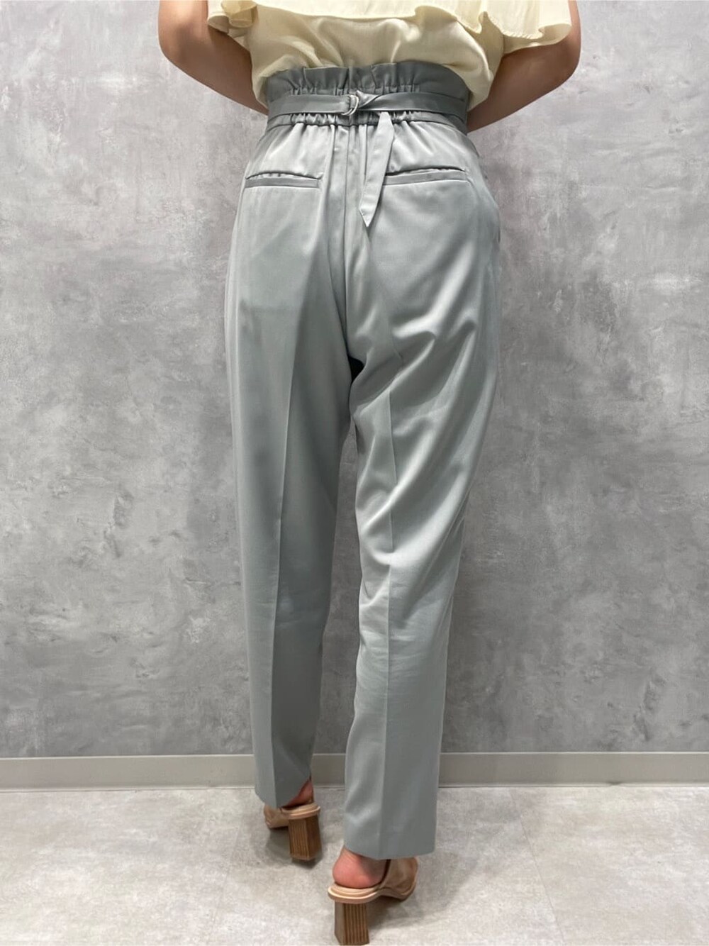 ブルー系のスラックス、ベージュ系のサンダル、ホワイト系のシャツ/ブラウスを着用したレディースの夏コーディネートの10枚目の写真