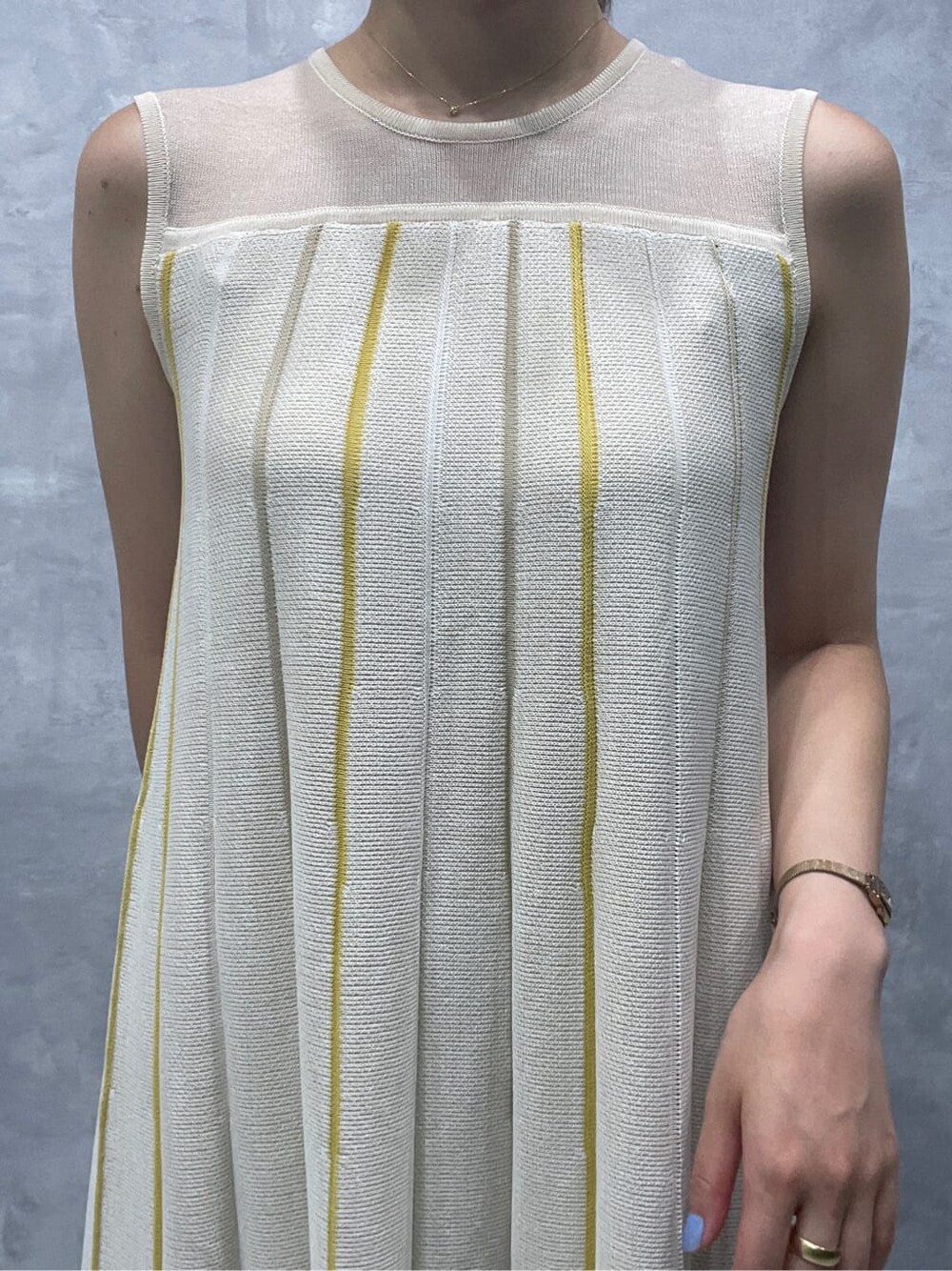 ホワイト系のサンダル、イエロー系のワンピースを着用したレディースの夏コーディネートの6枚目の写真