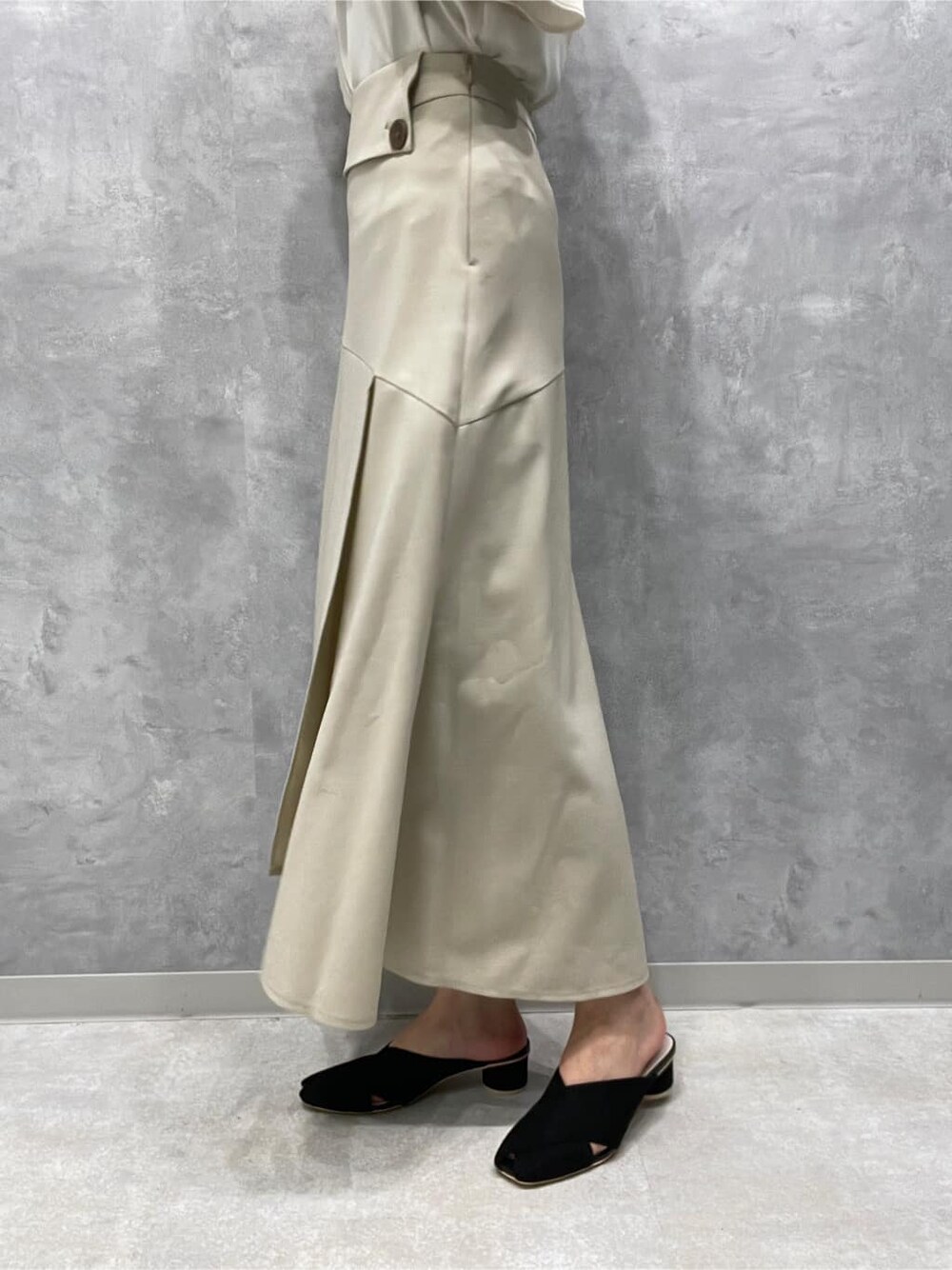 ブラック系のサンダル、ホワイト系のスカート、ホワイト系のシャツ/ブラウスを着用したレディースの夏コーディネートの7枚目の写真