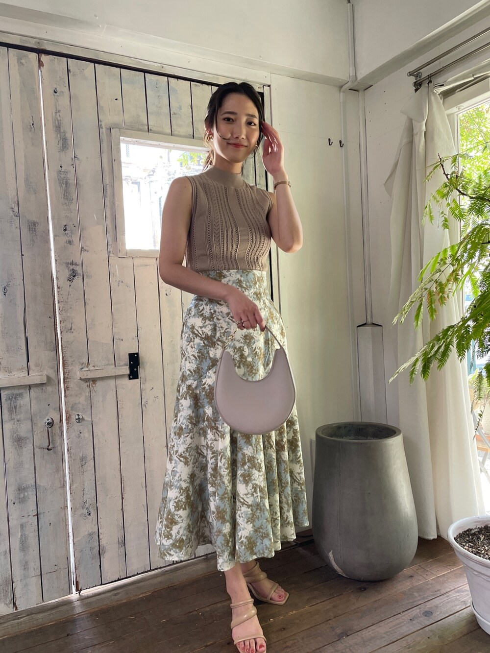 ベージュ系のサンダル、グリーン系のスカート、ベージュ系のニット/セーターを着用したレディースの春コーディネートの3枚目の写真