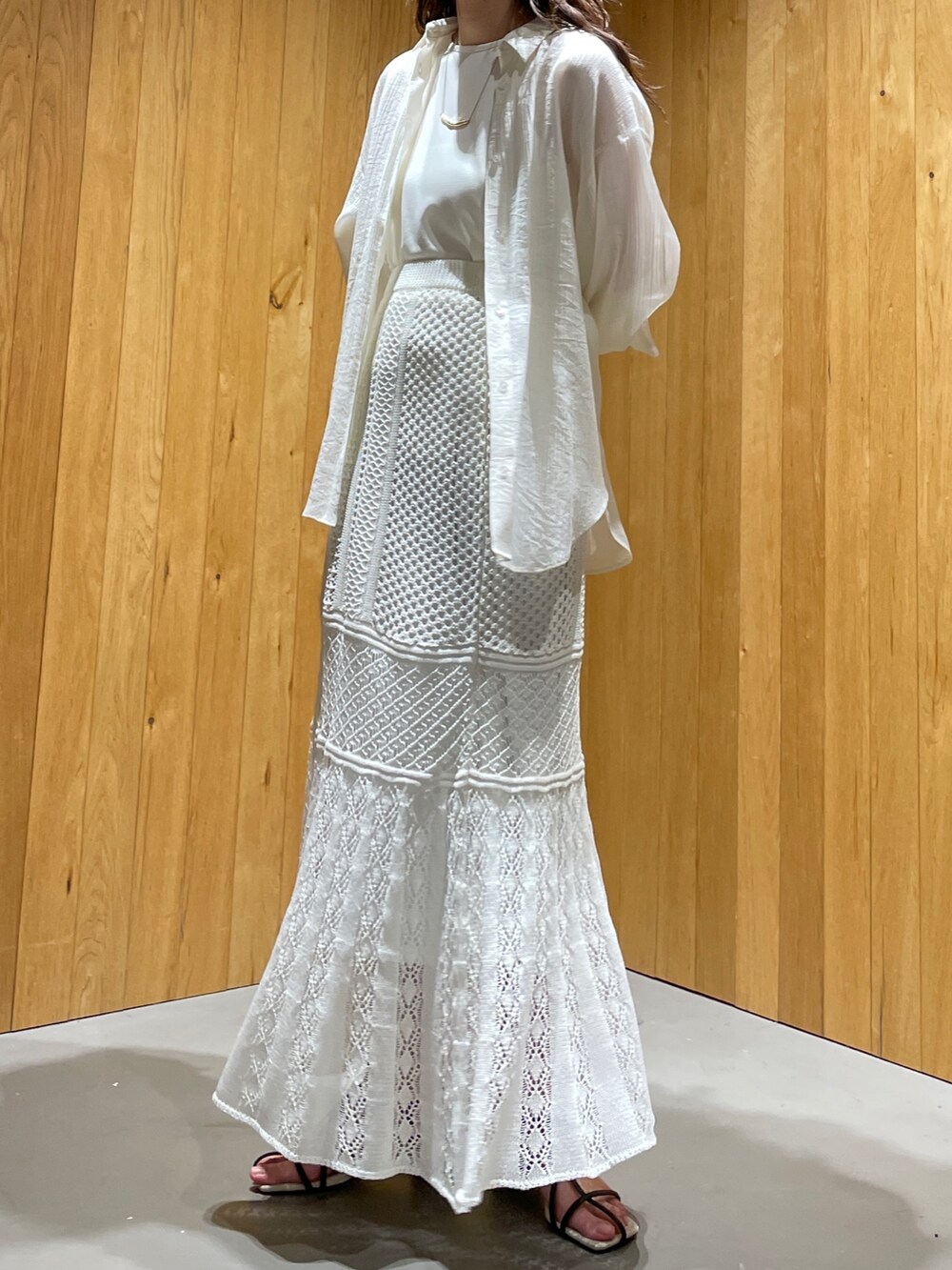 ホワイト系のTシャツ/カットソー、ホワイト系のシャツ/ブラウス、ブラック系のサンダルを着用したレディースの春コーディネートの4枚目の写真