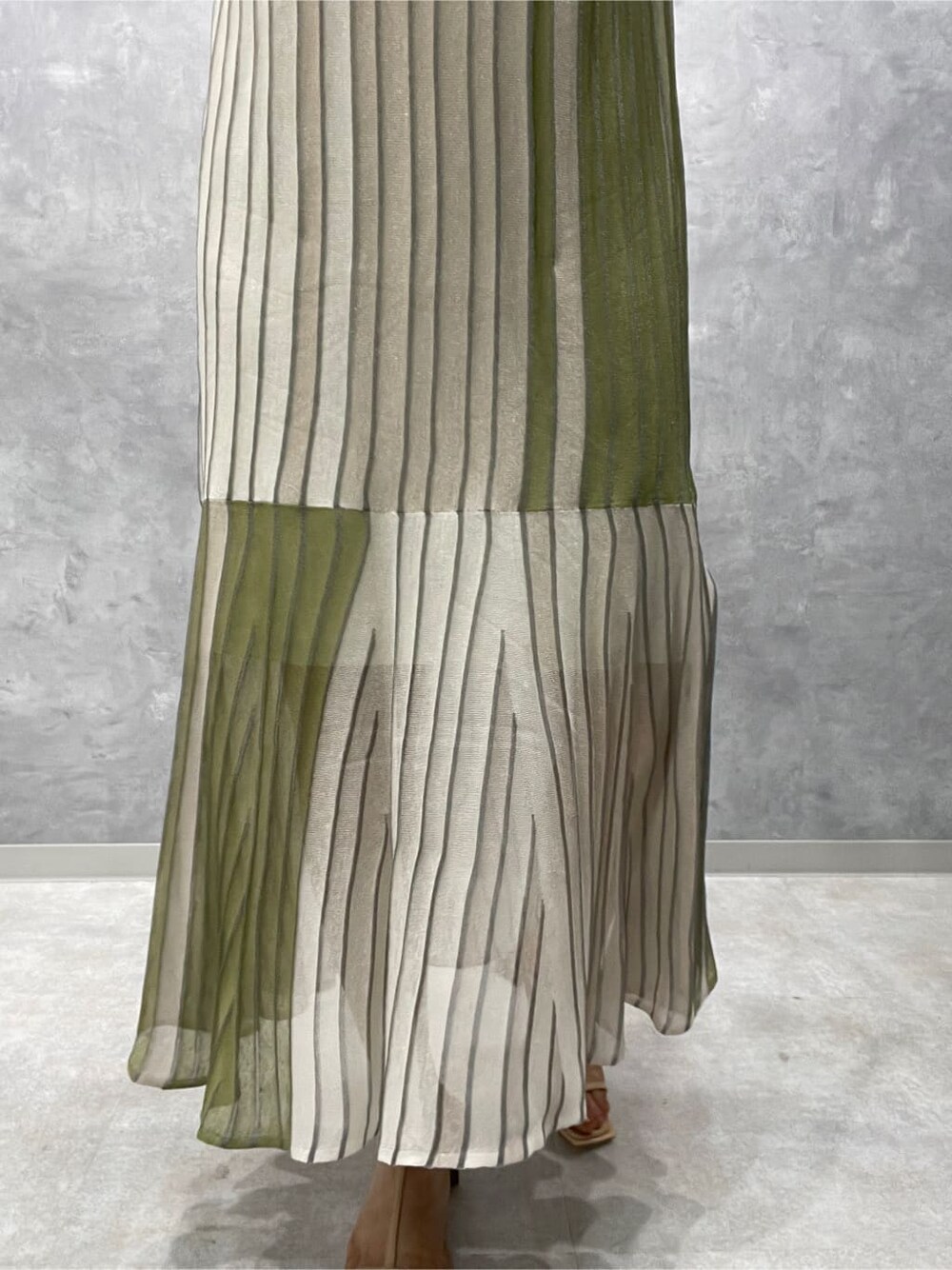 グリーン系のワンピース、ベージュ系のサンダルを着用したレディースの夏コーディネートの7枚目の写真