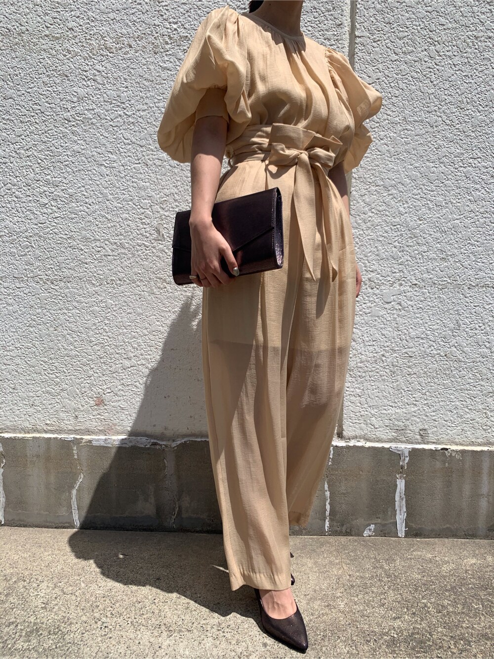 ベージュ系のシャツ/ブラウス、ベージュ系のその他パンツを着用したレディースの春コーディネートの8枚目の写真