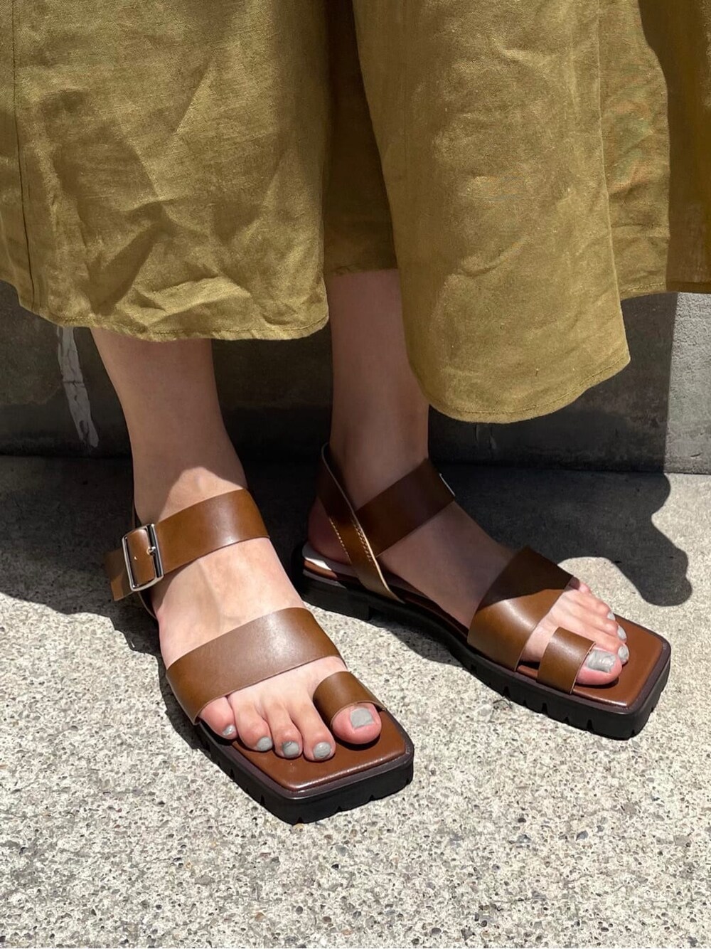 ブラウン系のサンダル、グリーン系のワンピース、ゴールド系のネックレスを着用したレディースの夏コーディネートの6枚目の写真