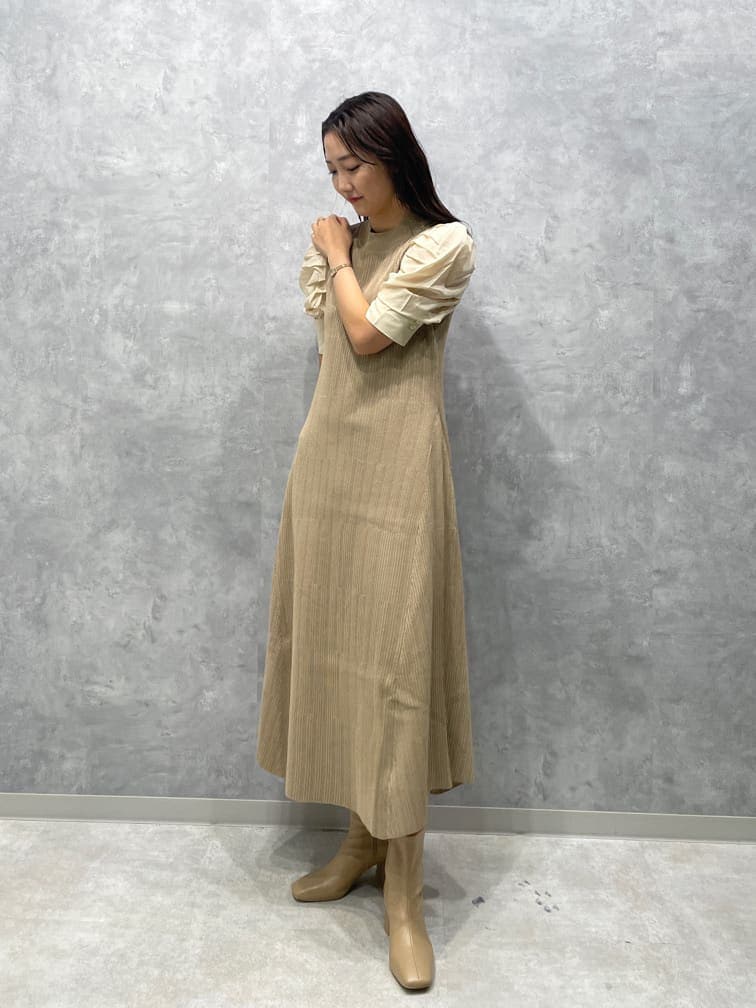 ベージュ系のワンピース、ベージュ系のブーツを着用したレディースの夏コーディネートの2枚目の写真