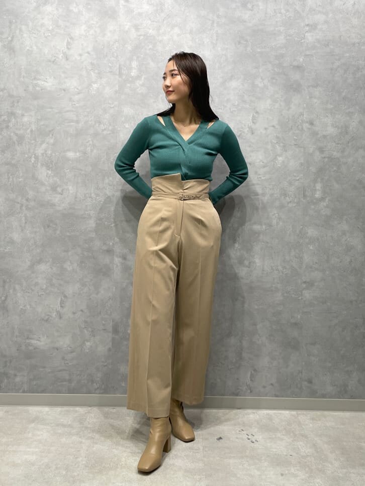 ベージュ系のブーツ、グリーン系のニット/セーター、ベージュ系のその他パンツを着用したレディースの夏コーディネートの2枚目の写真