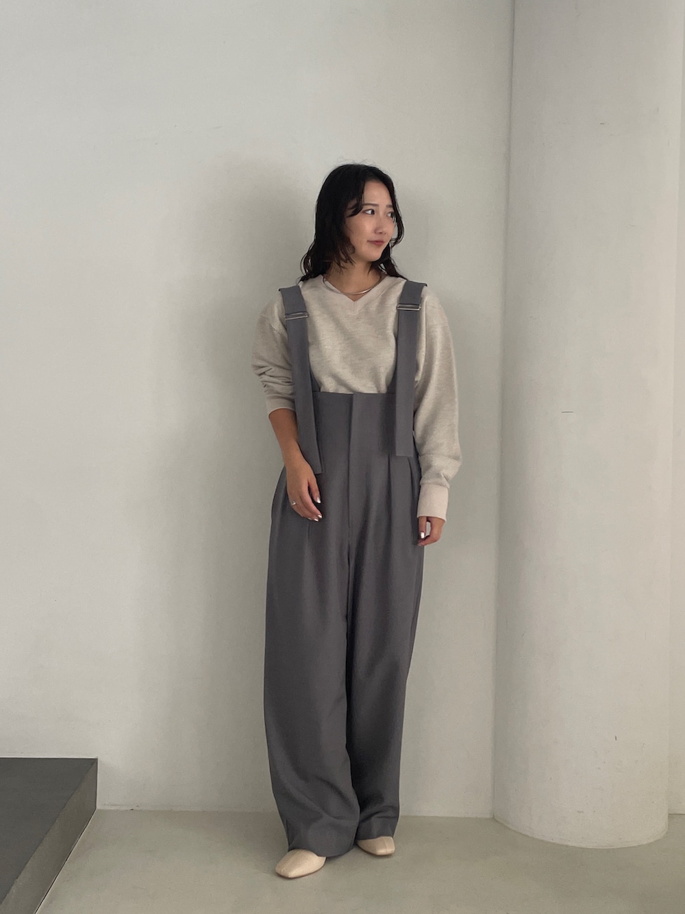 グレー系のその他パンツ、ベージュ系のスウェット、グリーン系のMA-1を着用したレディースの冬コーディネートの7枚目の写真