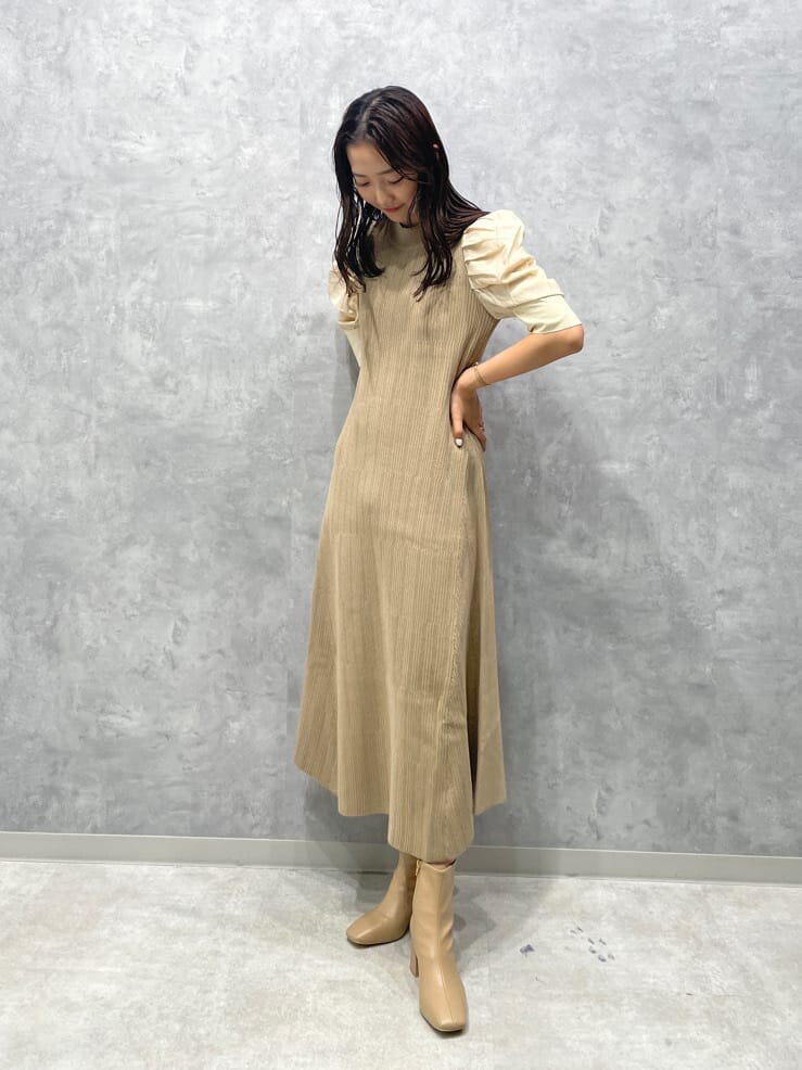 ベージュ系のワンピース、ベージュ系のブーツを着用したレディースの夏コーディネートの4枚目の写真