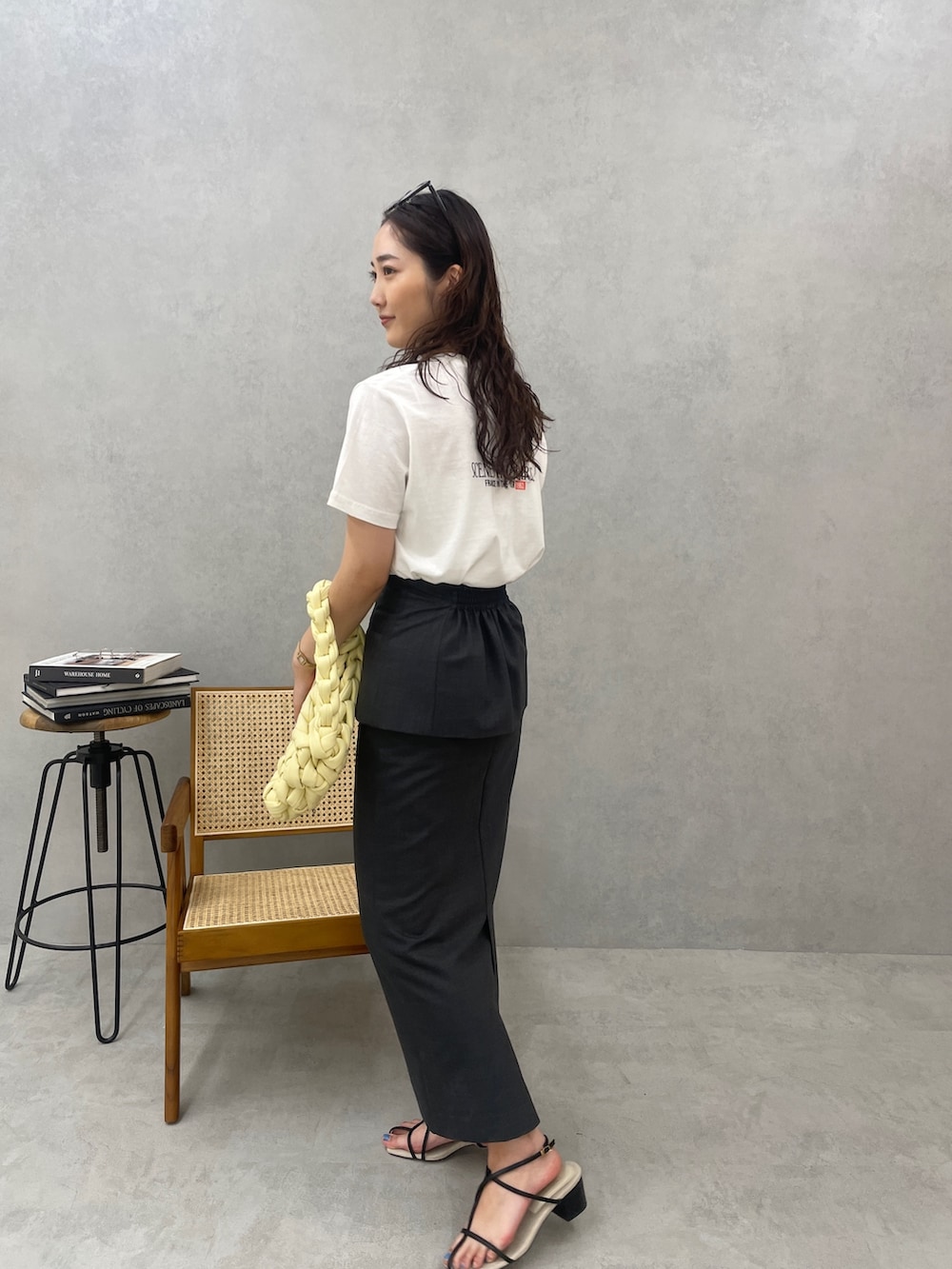 ベージュ系のハンドバッグ、ブラック系のサンダル、ホワイト系のTシャツ/カットソーを着用したレディースの春コーディネートの5枚目の写真