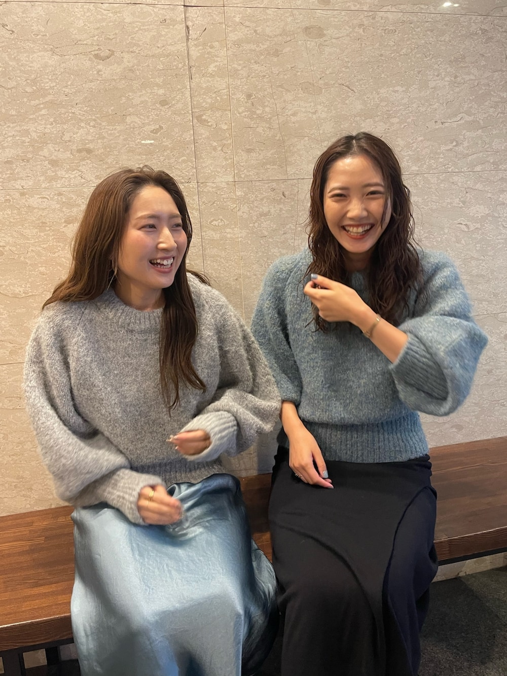 グリーン系のニット/セーター、ブラック系のブーツ、ブラック系のスカートを着用したレディースの冬コーディネートの4枚目の写真