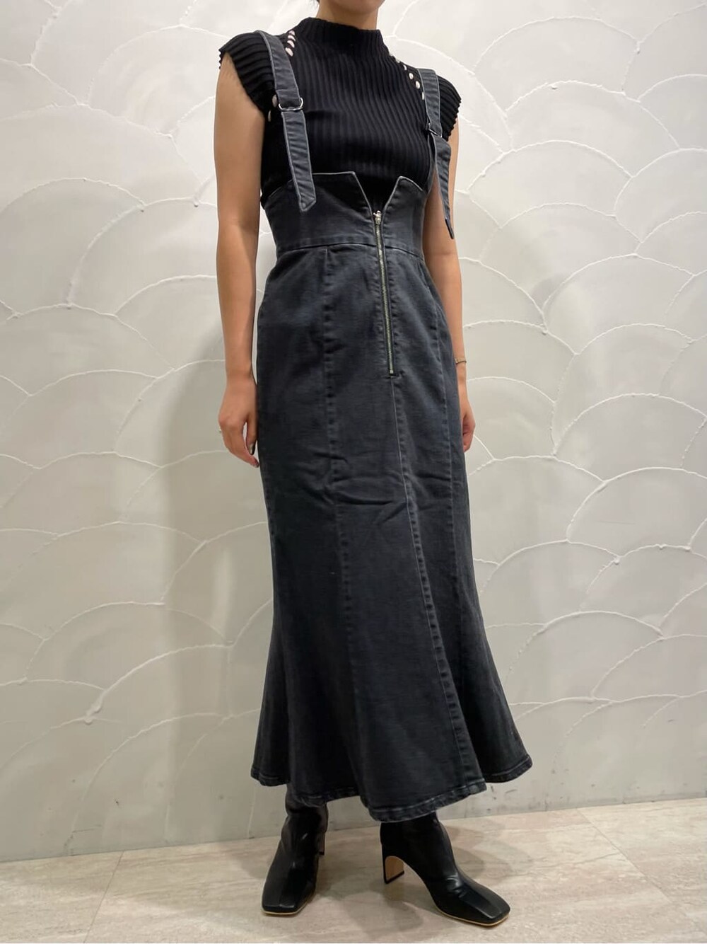 ブラック系のデニムジャケット、ブラック系のスカート、ブラック系のその他シューズを着用したレディースの夏コーディネートの3枚目の写真