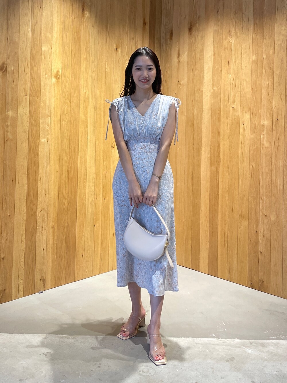 その他のサンダル、ホワイト系のカーディガン/ボレロ、ホワイト系のハンドバッグを着用したレディースの春コーディネートの5枚目の写真