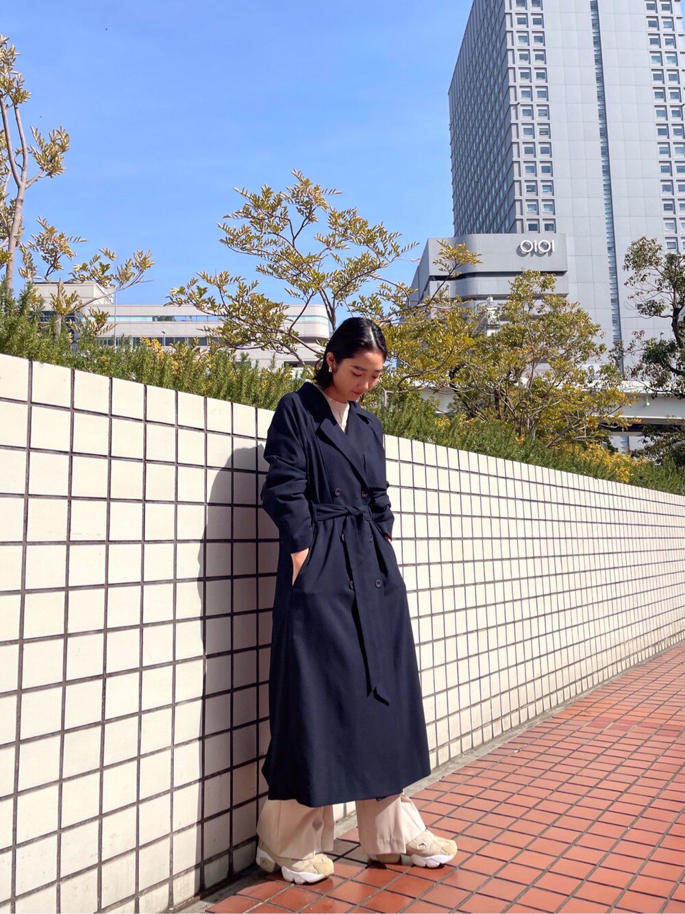 ブルー系のその他アウター、ベージュ系のシャツ/ブラウス、ベージュ系のその他パンツを着用したレディースの春コーディネートの2枚目の写真