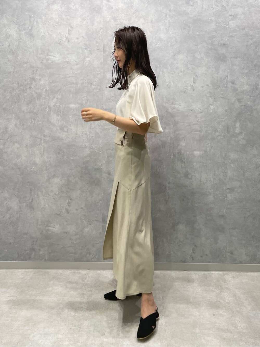 ブラック系のサンダル、ホワイト系のスカート、ホワイト系のシャツ/ブラウスを着用したレディースの夏コーディネートの2枚目の写真