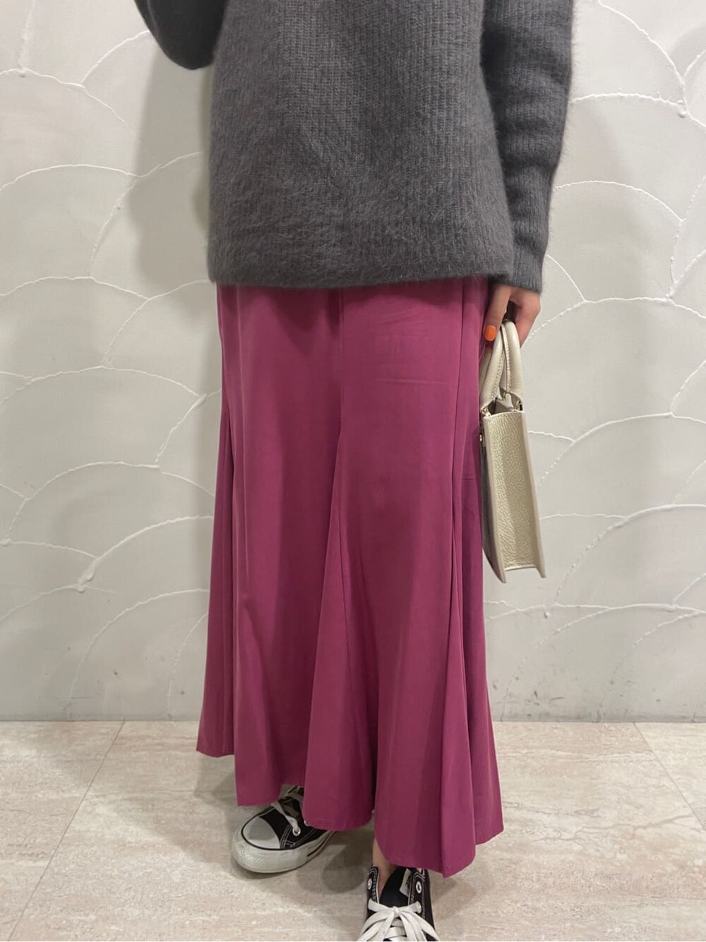 ホワイト系のショルダーバッグ、パープル系のスカート、グレー系のニット/セーターを着用したレディースの冬コーディネートの5枚目の写真