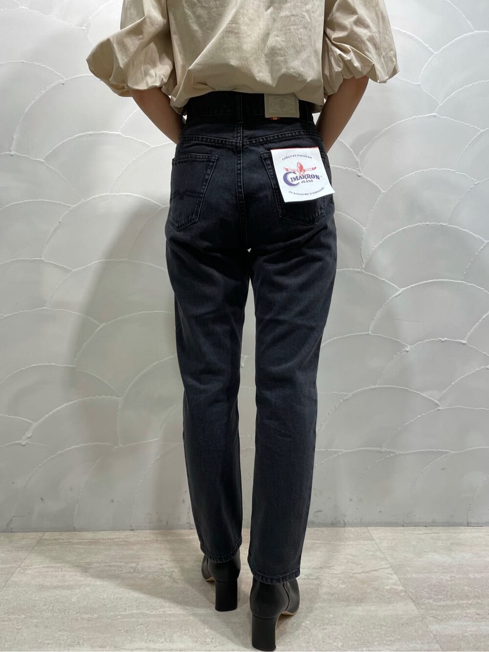 ベージュ系のシャツ/ブラウス、ブラック系のデニムジャケット、ブラック系のその他シューズを着用したレディースの夏コーディネートの6枚目の写真