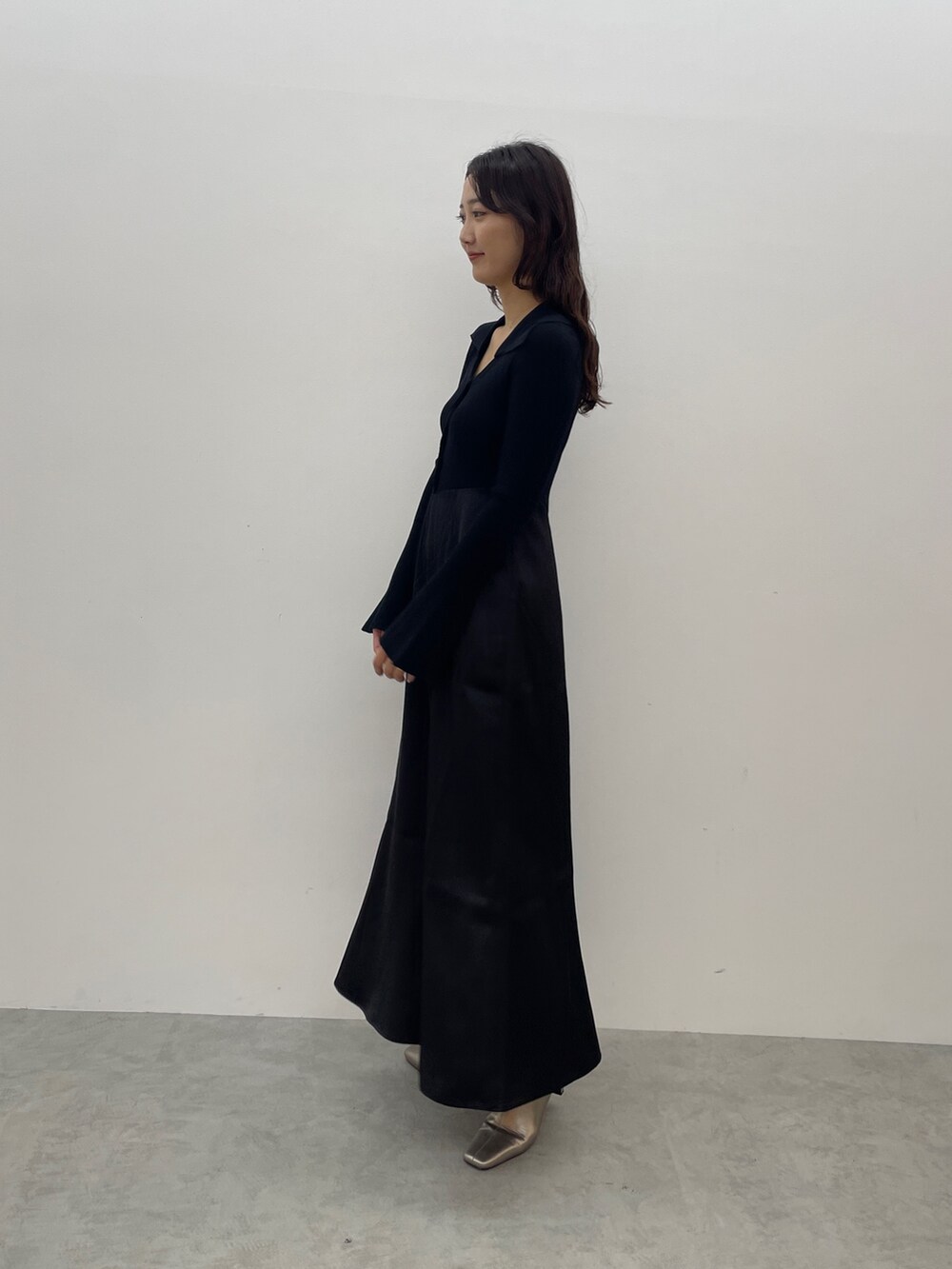 ブラック系のワンピース、シルバー系のブーツを着用したレディースの秋コーディネートの3枚目の写真