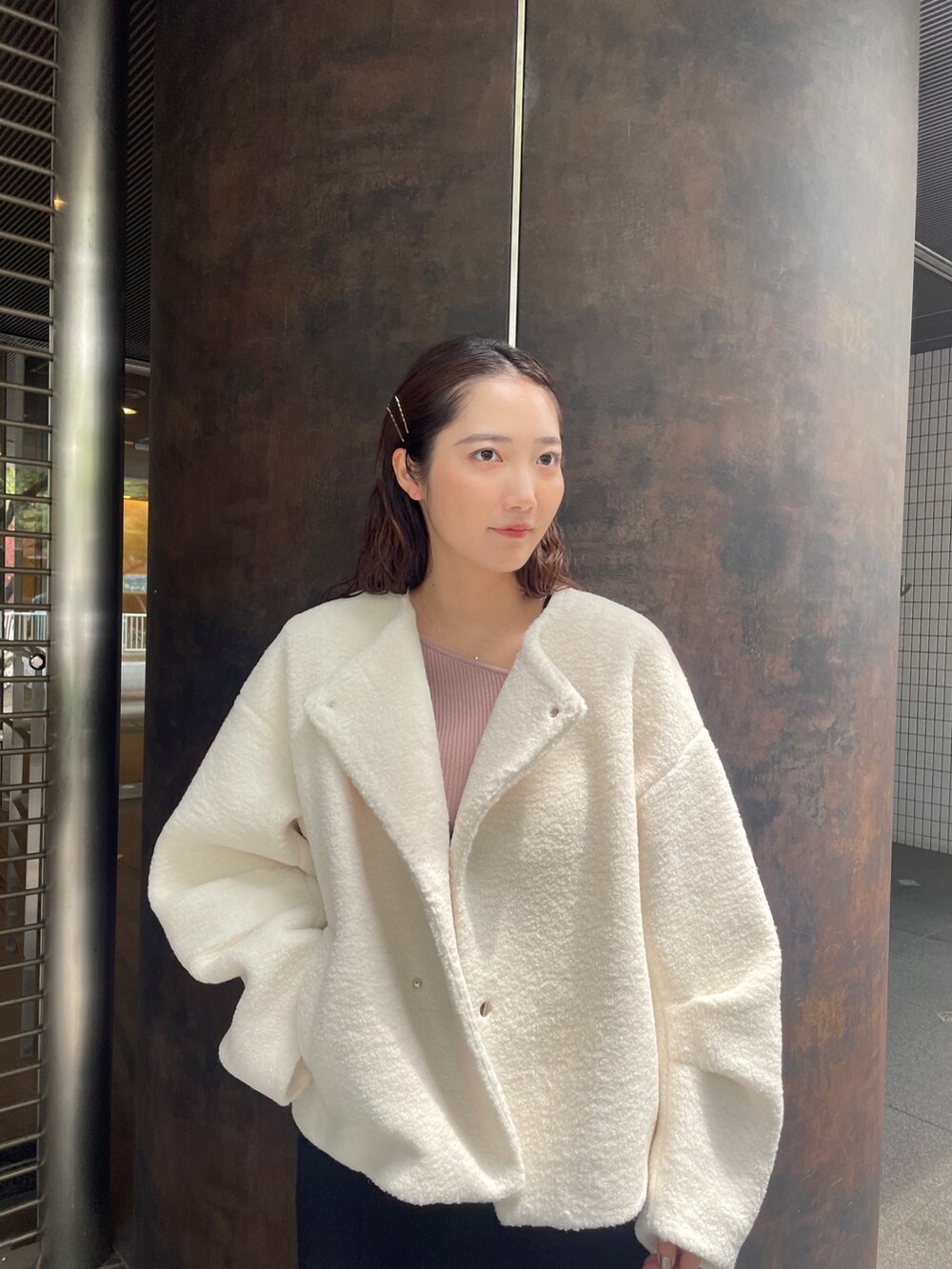 ブラック系のジャンパースカート、ピンク系のニット/セーター、ブラック系のブーツを着用したレディースの夏コーディネートの9枚目の写真