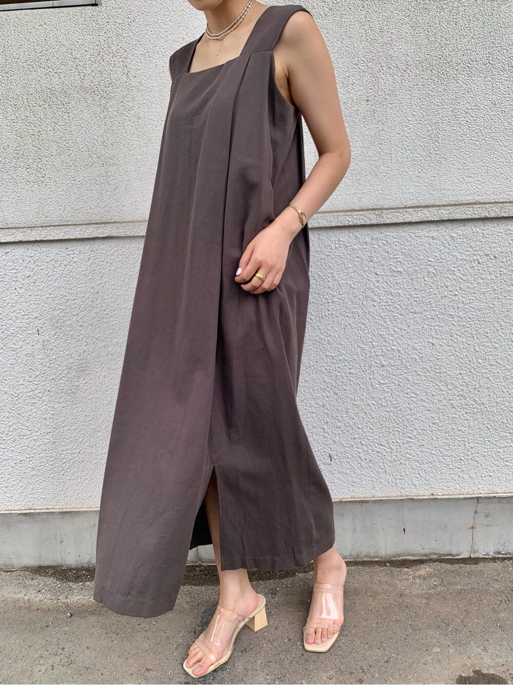 その他のその他シューズ、グレー系のワンピース、シルバー系のネックレスを着用したレディースの夏コーディネートの2枚目の写真