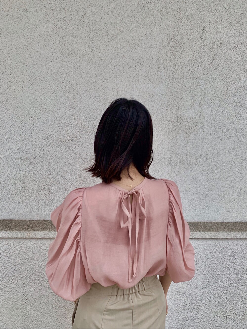 その他のその他シューズ、ピンク系のシャツ/ブラウス、ベージュ系のその他パンツを着用したレディースの春コーディネートの4枚目の写真