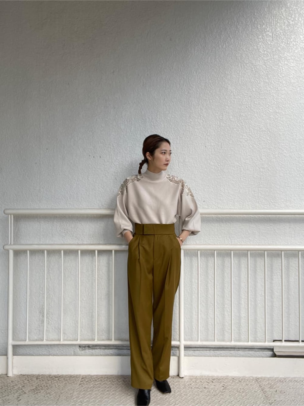 ブラック系のその他シューズ、グリーン系のその他パンツ、ホワイト系のニット/セーターを着用したレディースの冬コーディネートの3枚目の写真