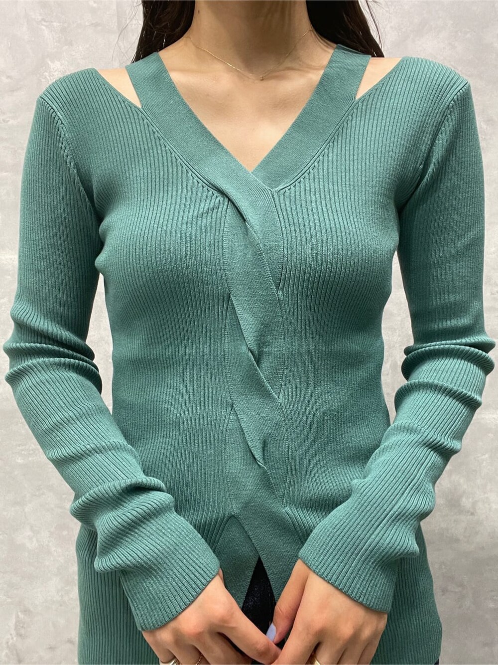 ベージュ系のブーツ、ブルー系のデニムパンツ、グリーン系のニット/セーターを着用したレディースの夏コーディネートの8枚目の写真