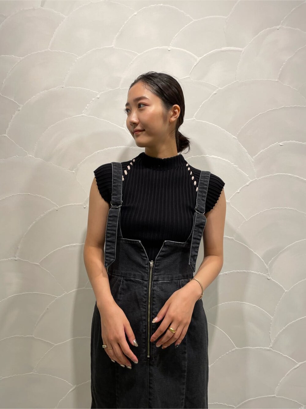 ブラック系のデニムジャケット、ブラック系のスカート、ブラック系のその他シューズを着用したレディースの夏コーディネートの4枚目の写真