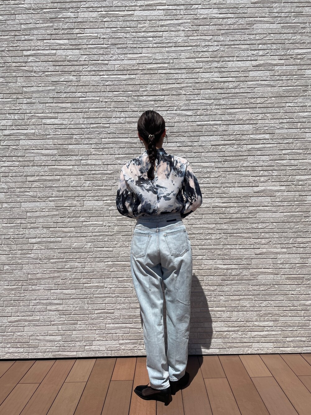 ブルー系のデニムパンツ、ブルー系のシャツ/ブラウス、ホワイト系のカーディガン/ボレロを着用したレディースの秋コーディネートの8枚目の写真