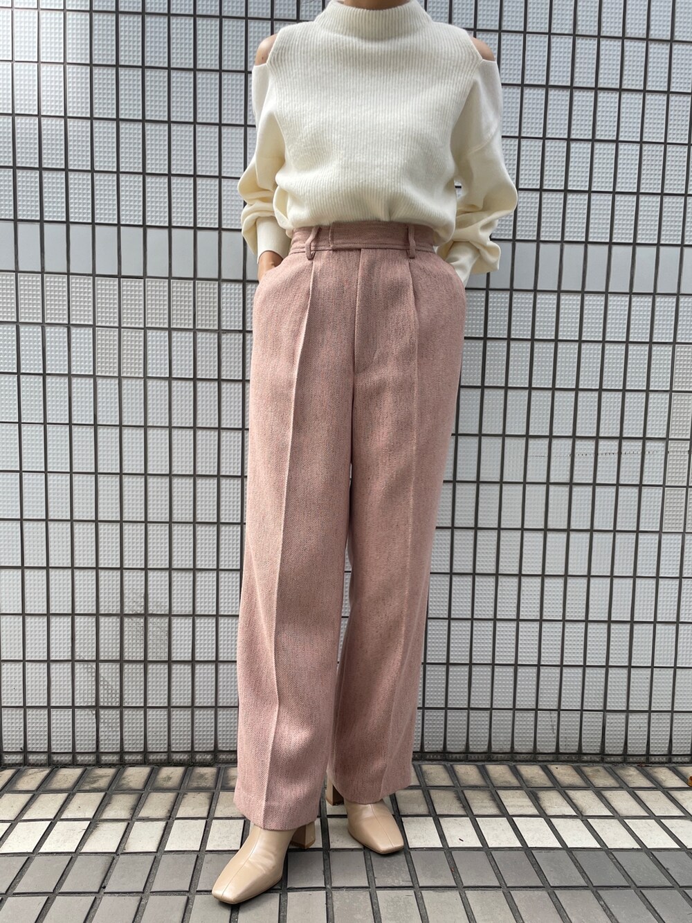 「LAGUNAMOONのカラーツイードタックパンツ（その他パンツ、ピンク系）」を使った、久保田さん（レディース・162cm）の秋コーディネートの6枚目の写真