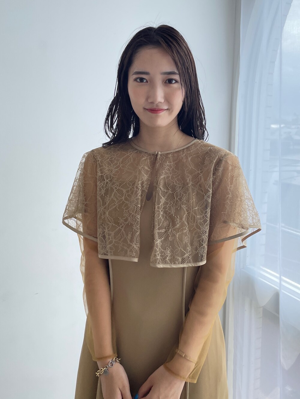 ベージュ系のドレス、ゴールド系のパンプスを着用したレディースの夏コーディネートの9枚目の写真